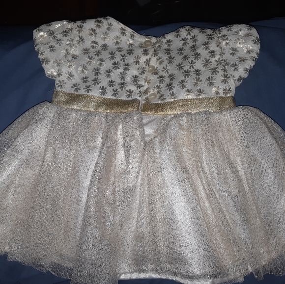 3 baby dresses - Picture 1 of 9